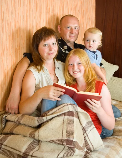 Семья сидит в гостиной — стоковое фото