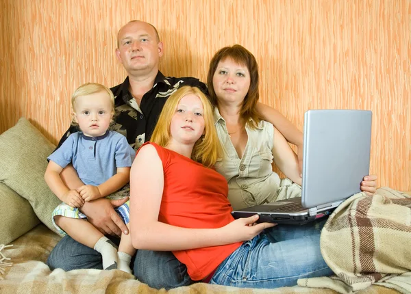 가족 집에서 노트북을 사용 하 여 — 스톡 사진