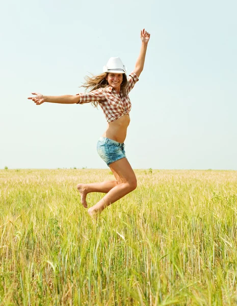 Прыгающая девушка на поле — стоковое фото