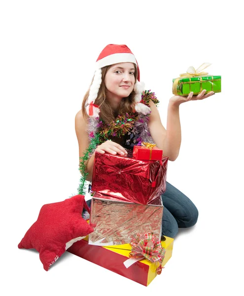 Noel hediyeleri üzerinde beyaz bir kızla — Stok fotoğraf