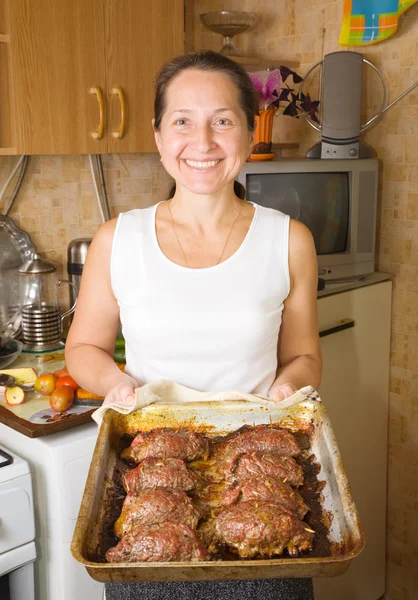 Vrouw met gekookte Gebakken rundvlees — Stockfoto