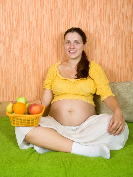 Gesunde schwangere Frau mit Früchten — Stockfoto
