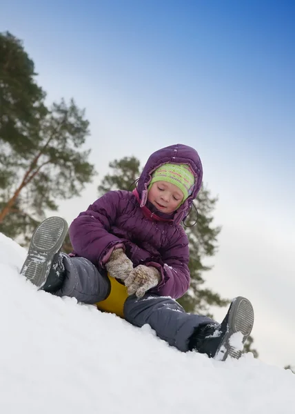 Kind rutscht im Schnee — Stockfoto