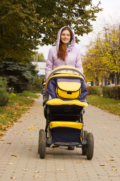 Gå med barnvagn — Stockfoto