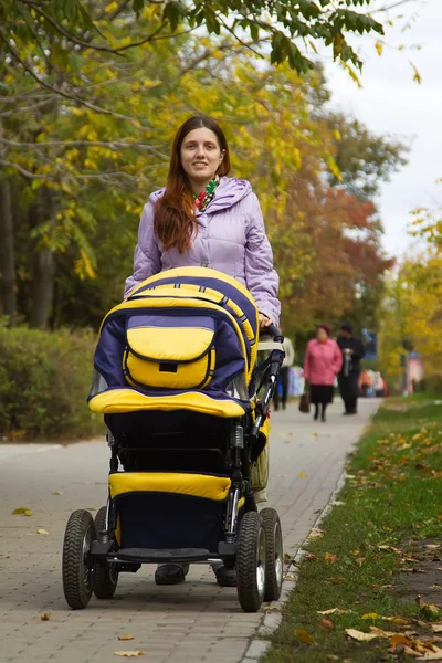 Mamma med barnvagn utomhus — Stockfoto