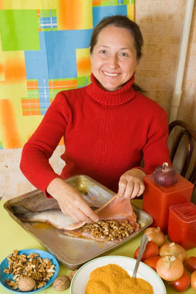 Donna sta cucinando pesce — Foto Stock