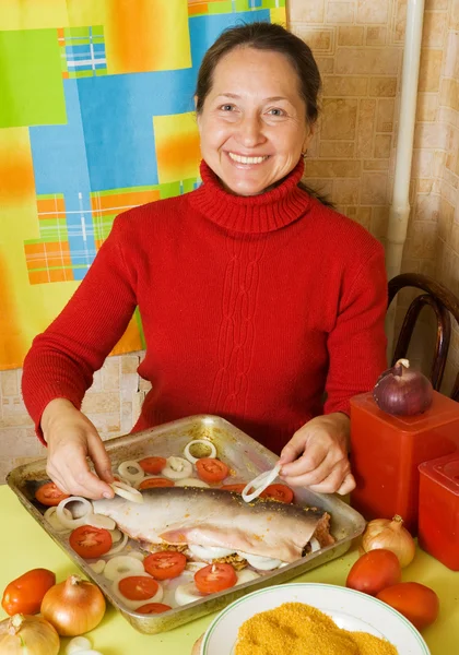 Femme cuisine du poisson — Photo
