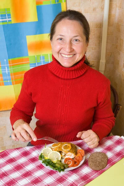 Woman eating fish — Stock Photo, Image