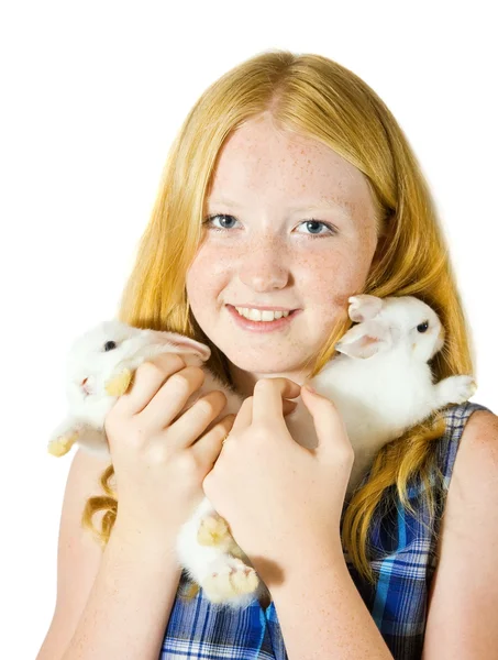 Έφηβος κορίτσι με κουνέλια — Φωτογραφία Αρχείου