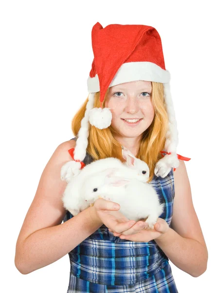 Девушка в шляпе Санты с кроликами — стоковое фото