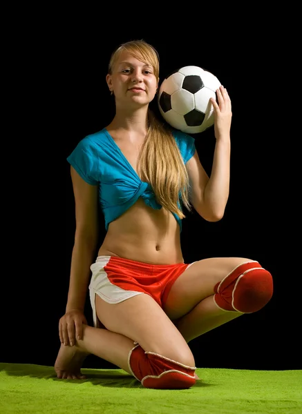 Θηλυκό ποδοσφαιριστής με μπάλα — Φωτογραφία Αρχείου