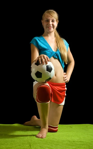 Dívka pózuje s fotbalovým míčem — Stock fotografie
