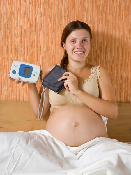 Kobieta w ciąży z tonometr — Zdjęcie stockowe