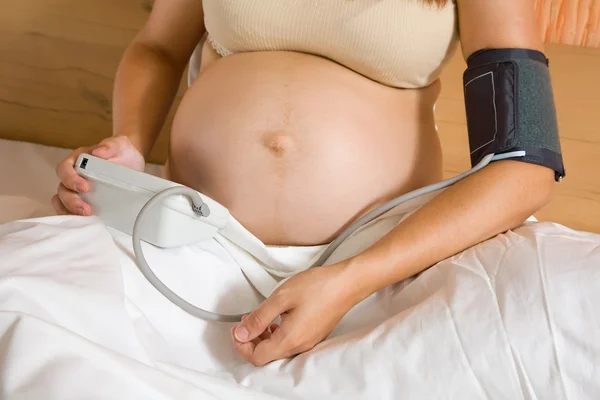 Zwangere vrouw maatregel bloeddruk — Stockfoto