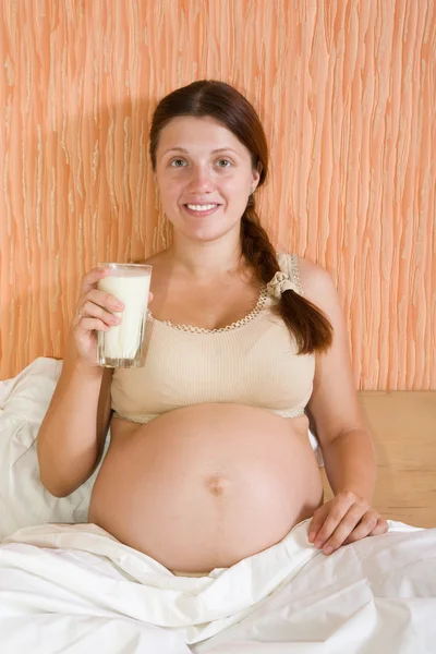 Donna incinta con bicchiere da latte — Foto Stock