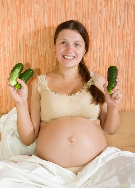 Έγκυος γυναίκα με αγγούρια — Φωτογραφία Αρχείου