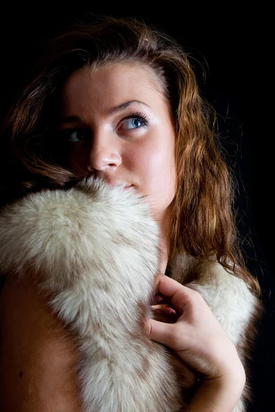 Kvinna täckt med en polar räv päls — Stockfoto
