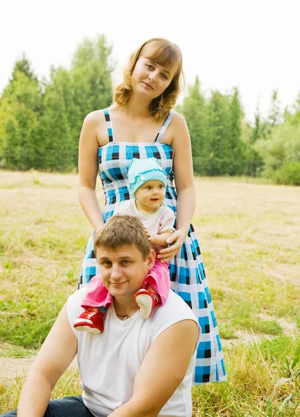 Baba ve anne ile bebek — Stok fotoğraf