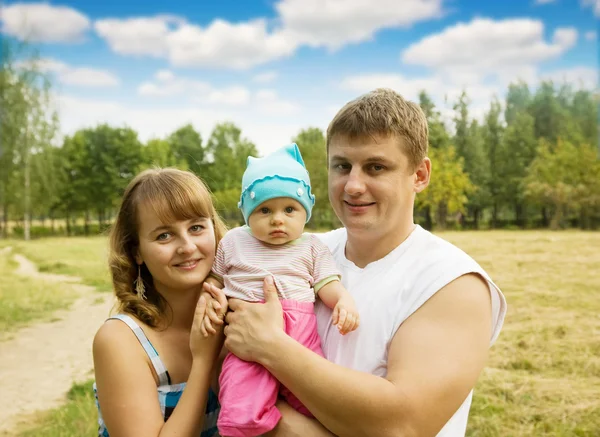 Vader en moeder met baby — Stockfoto