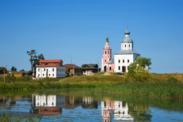 Church and river at Suzdal — Stock Photo, Image