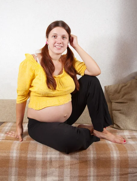 Έγκυος στο σπίτι — Φωτογραφία Αρχείου