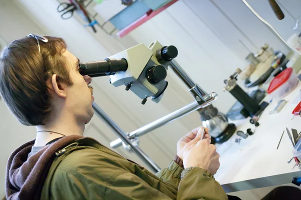 Juwelier arbeitet mit Mikroskop — Stockfoto