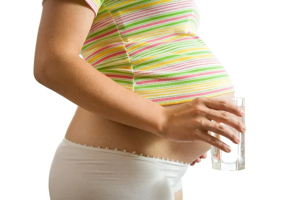 Έγκυος κοπέλα με ποτήρι νερό — Φωτογραφία Αρχείου