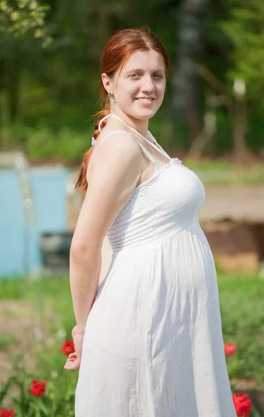 Беременная женщина на 6 месяце беременности — стоковое фото
