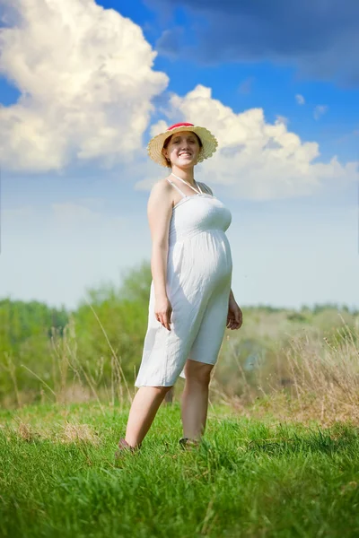 6 maanden zwangere vrouw — Stockfoto