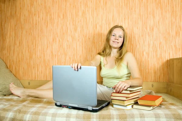 Девушка работает с ноутбуком — стоковое фото