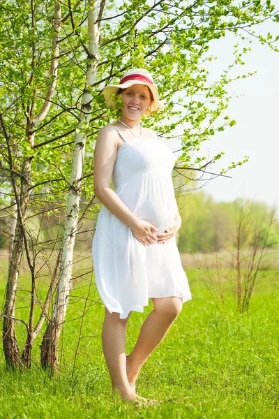 Femme enceinte dans le jardin de printemps — Photo