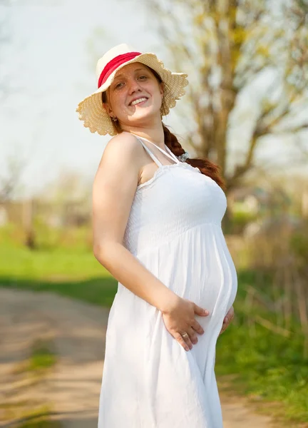 Έγκυος γυναίκα στη θερινή ημέρα — Φωτογραφία Αρχείου