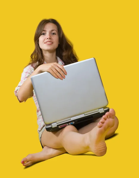Flicka sitter med bärbar dator — Stockfoto
