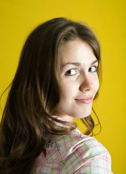Portret van meisje over geel — Stockfoto