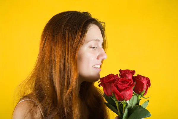Ładna dziewczyna z kwiatami róży — Zdjęcie stockowe