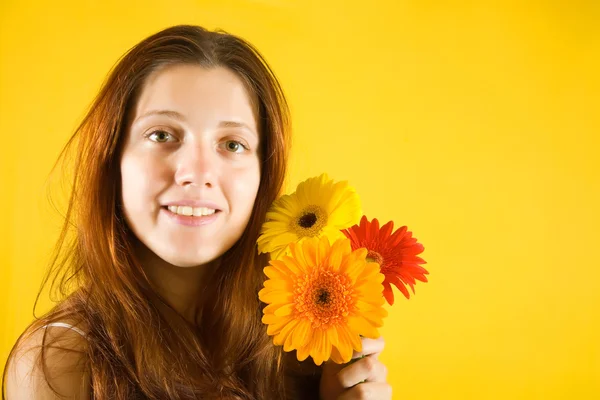 Sarı zemin üzerinde çiçekler olan kız — Stok fotoğraf