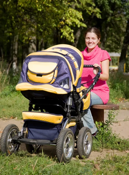 Mamma med barnvagn — Stockfoto