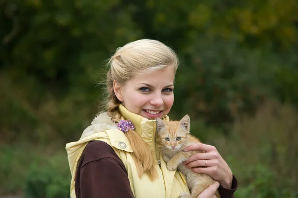 Ritratto di ragazza con gattino — Foto Stock