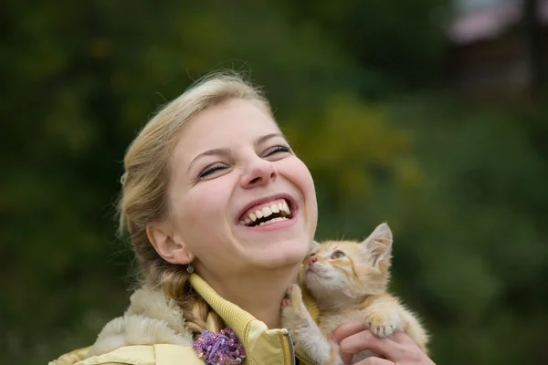 Счастливая девочка с котенком — стоковое фото