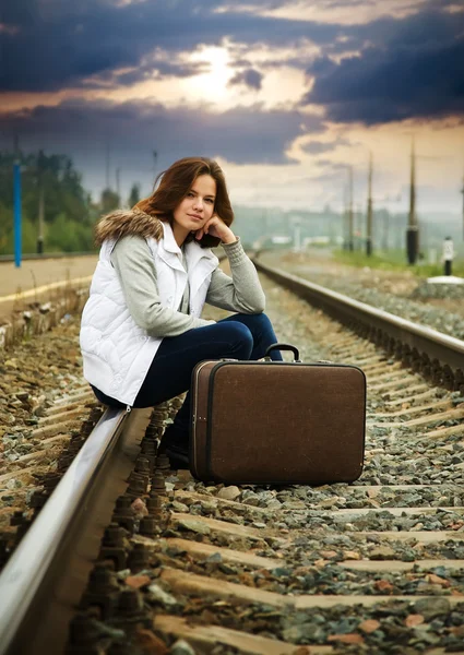 Грустная девушка на железной дороге — стоковое фото