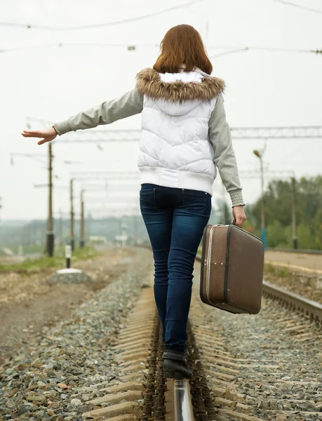 Flicka längs järnväg — Stockfoto
