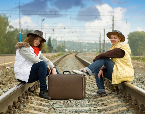 Flickor på järnväg — Stockfoto