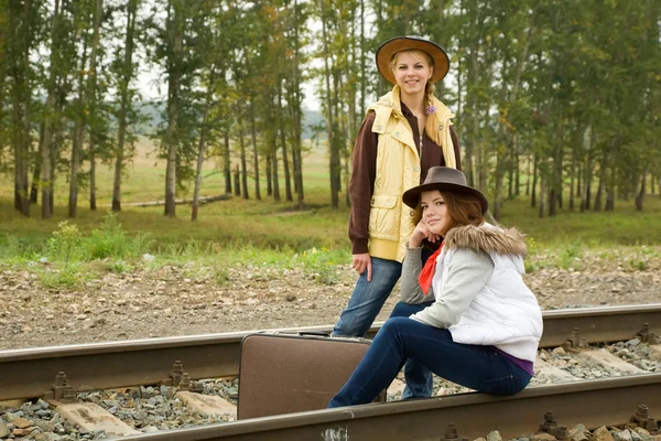 Meisjes langs spoorweg spoor — Stockfoto