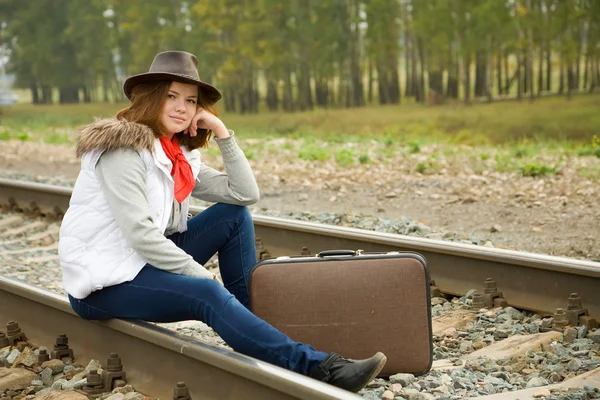 Женщина на железной дороге — стоковое фото