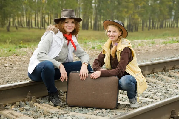 Meninas na estrada de ferro — Fotografia de Stock