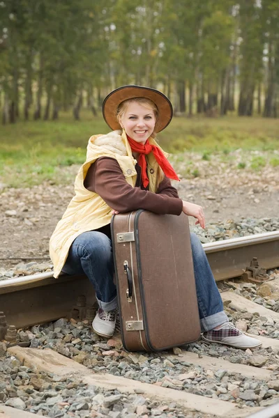 Jolie fille assise sur le rail — Photo