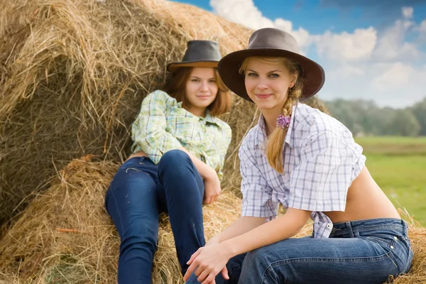 Farm girls at field — Stock Photo, Image