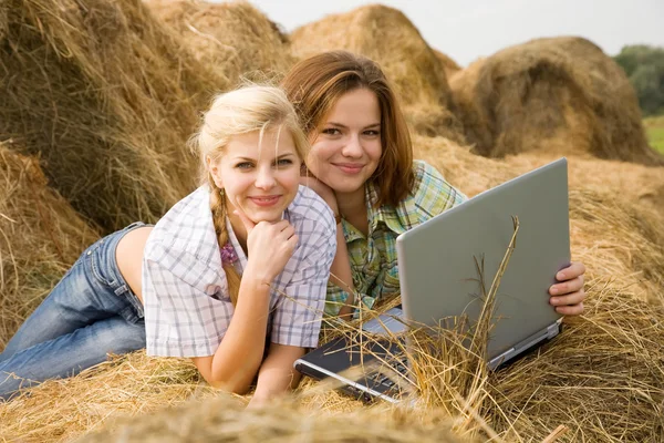 Land flickor med laptop — Stockfoto