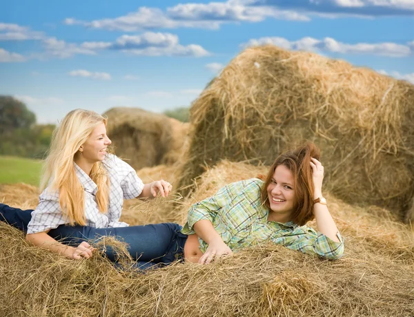Fazenda meninas descansa no feno — Fotografia de Stock