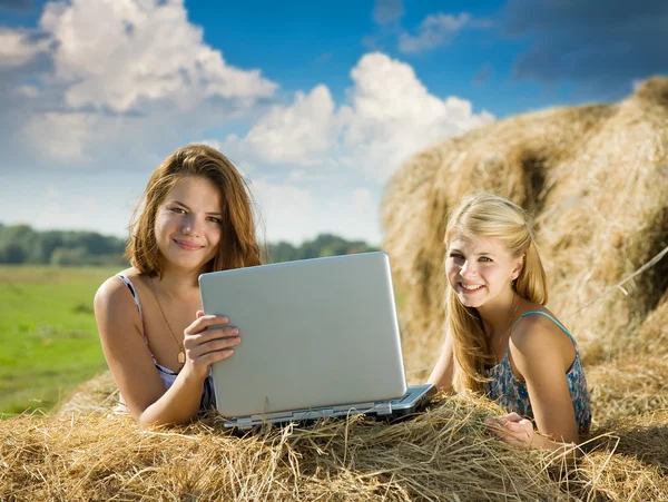 ノート パソコンと国の女の子 — ストック写真